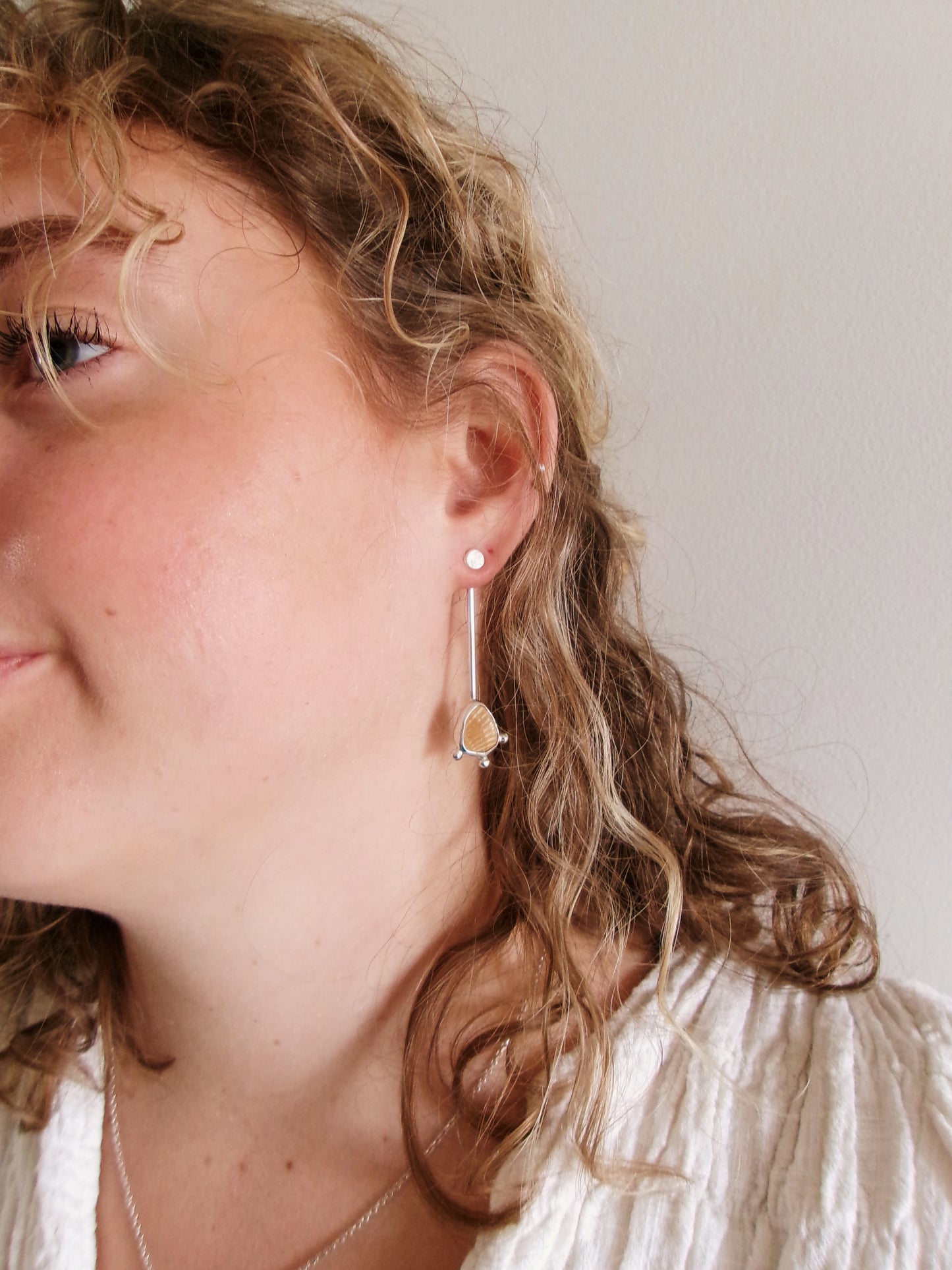 Dotted current studs