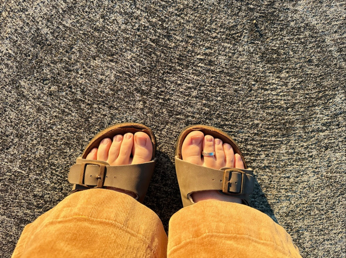 Textured toe ring